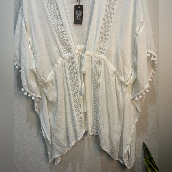 NWT- Vince Camuto Geometric Lace Pom Topper in white - Picture 3 of 6